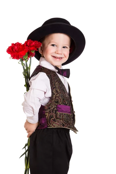 Мальчик в шляпе с букетом гвоздик — стоковое фото