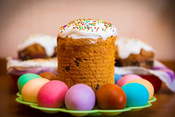 Bolo de Páscoa doce com ovos coloridos — Fotografia de Stock