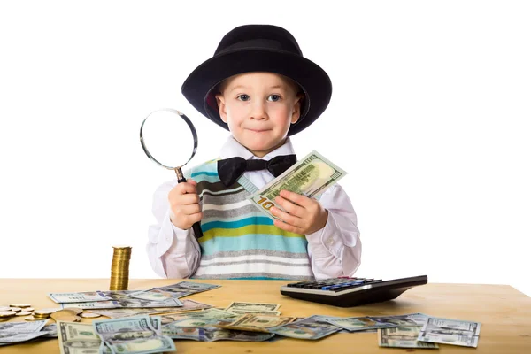 Kleiner Junge zählt Geld auf den Tisch — Stockfoto