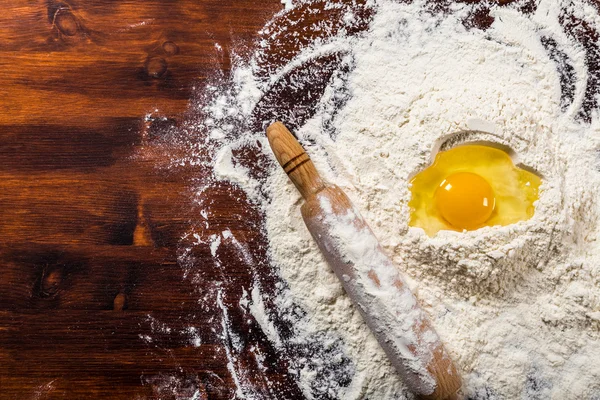 Mehl, Ei und Nudelholz mit Kopierraum — Stockfoto