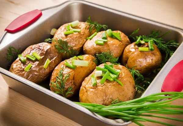 Patatas al horno con cebolla en bandeja —  Fotos de Stock