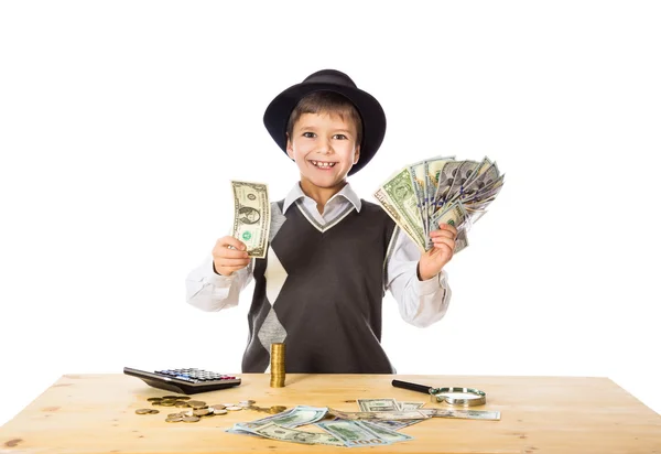 Menino contando dinheiro na mesa — Fotografia de Stock