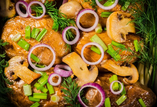 Fırında patates soğan ve mantar ile — Stok fotoğraf