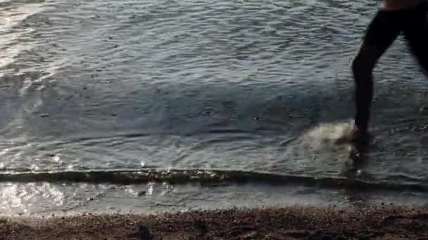 Two kids running at the sea coast — Stock Video