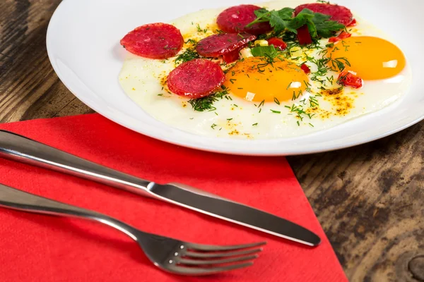 Huevos fritos con salchicha en plato blanco — Foto de Stock