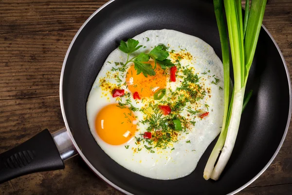 Dos huevos fritos en sartén sobre la mesa — Foto de Stock