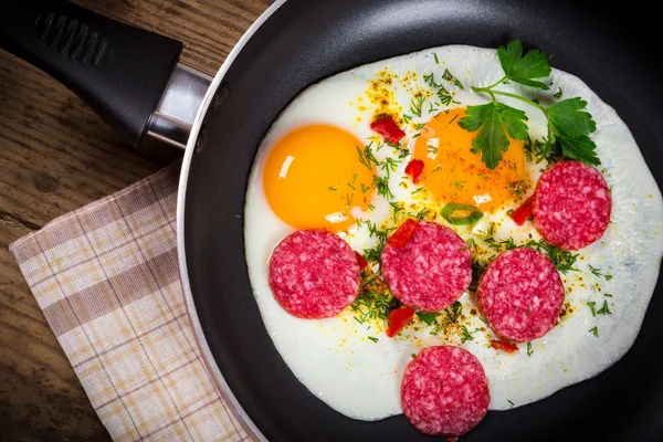 Huevos fritos con salchicha en sartén — Foto de Stock