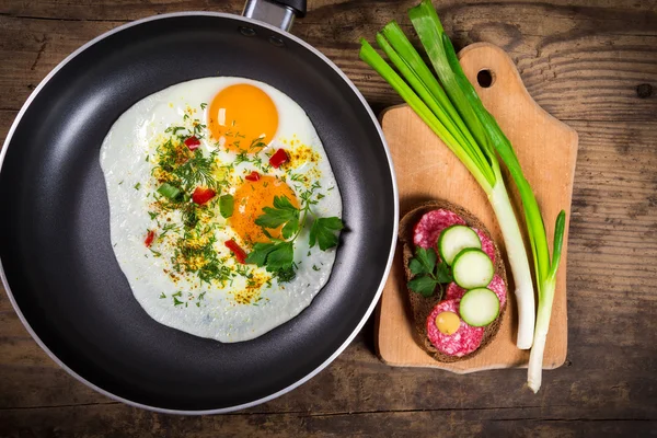 Dos huevos fritos en sartén con emparedado de salchicha — Foto de Stock