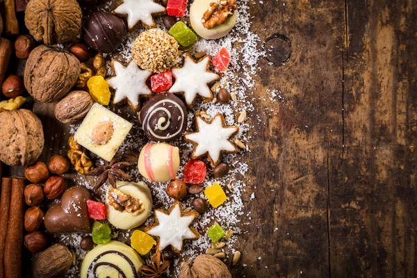 Дерев'яний фон з шоколадними цукерками — стокове фото