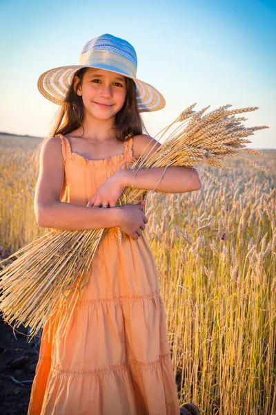 Meisje op tarweveld — Stockfoto