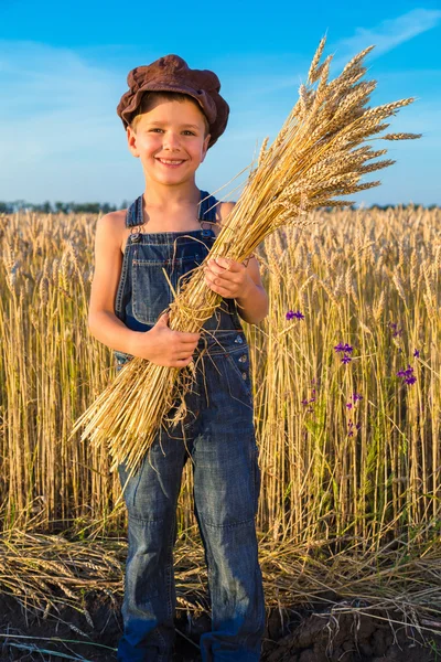 束を持つ幸せな農家少年 — ストック写真