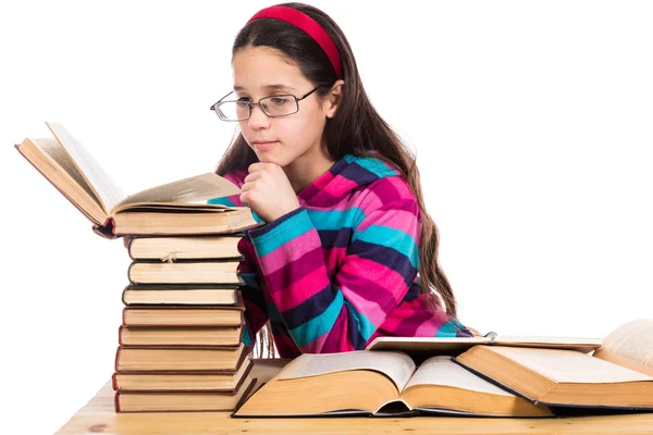 Menina lendo o livro velho — Fotografia de Stock