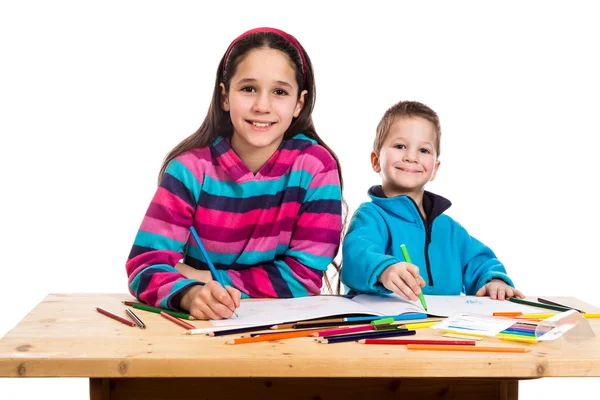 Two happy kids learn to draw together — Stock Photo, Image