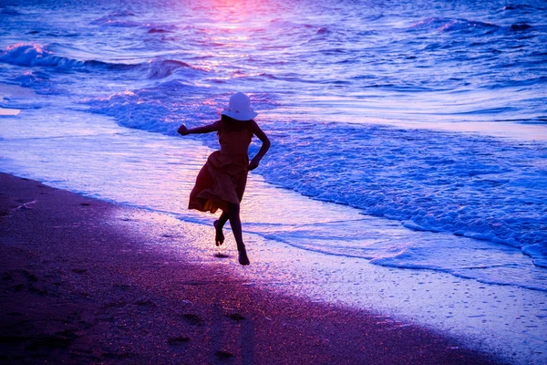 Chica corriendo a lo largo del surf — Foto de Stock