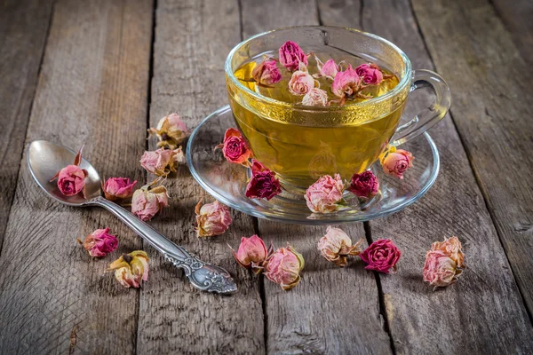 Kopp grönt te med torkade rosor — Stockfoto