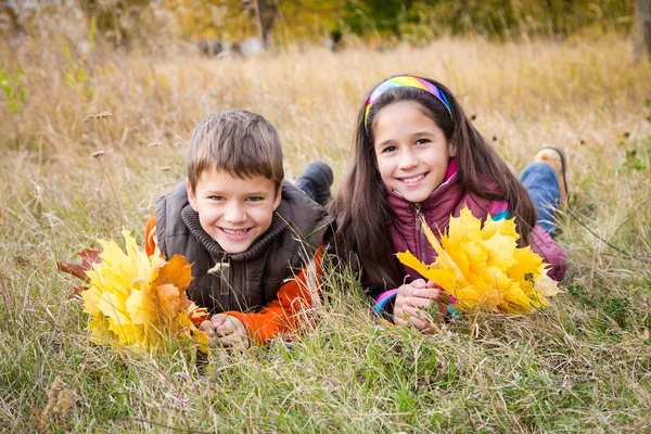 Enfants avec feuilles d'automne — Photo