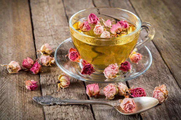 Cup of green tea with dried roses — Stock Photo, Image