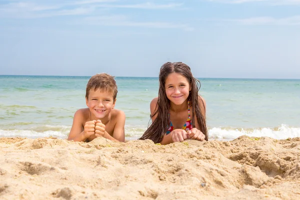 Twee kinderen op het strand — Stockfoto