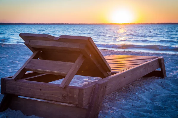 Solarium på stranden vid solnedgången — Stockfoto