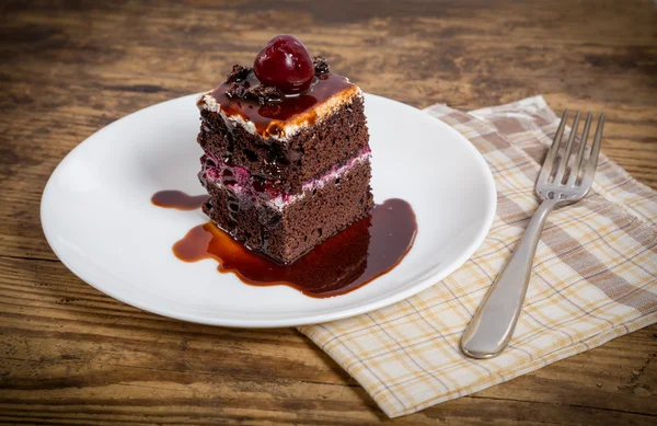 Gâteau au chocolat noir avec cerise — Photo