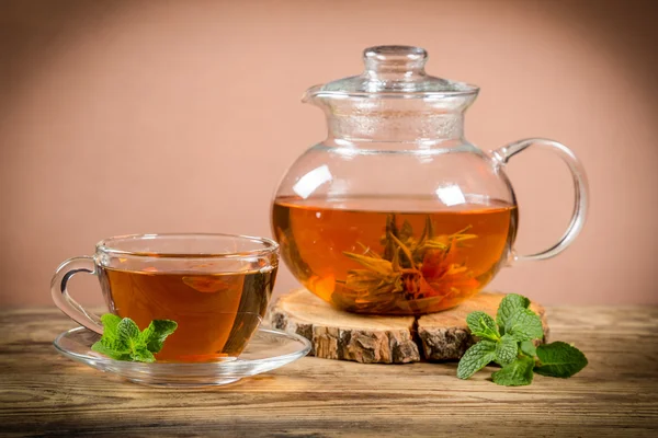 Φλιτζάνι πράσινο τσάι με μέντα φύλλο — Φωτογραφία Αρχείου