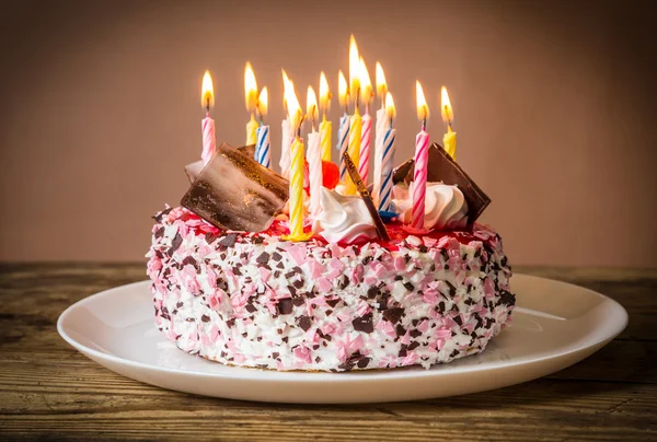 Торт на день рождения с горящими свечами — стоковое фото