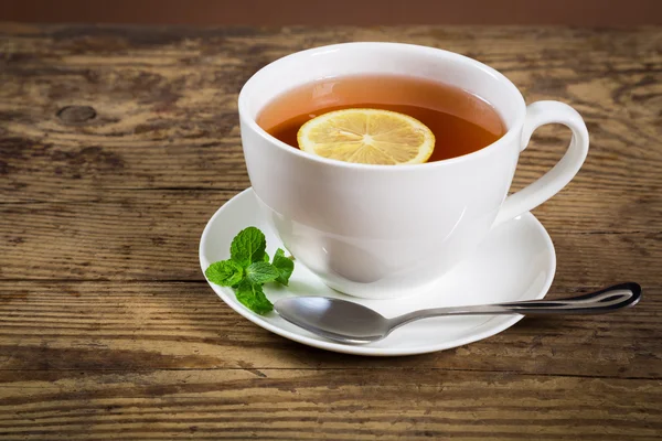 Kopp te med mynta blad och citron — Stockfoto