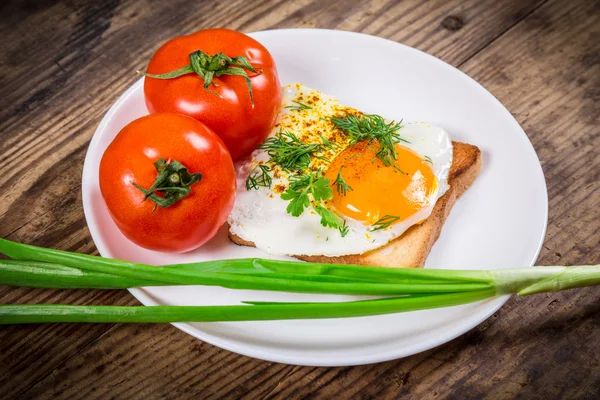 Spiegelei auf Toast mit Gemüse und Tomaten — Stockfoto