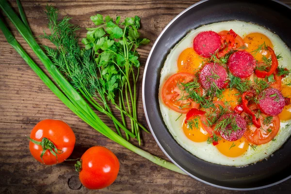 Gebakken eieren met worst, Groenen en tomaat — Stockfoto