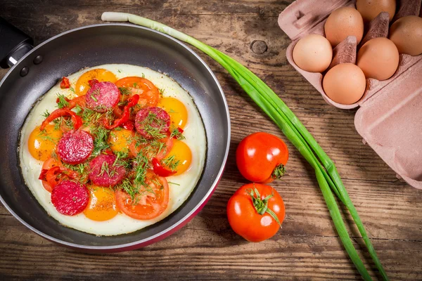 Kızarmış yumurta Yeşiller, sosis ve domates ile — Stok fotoğraf