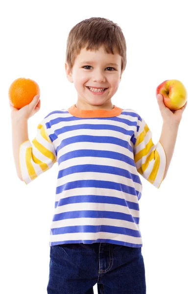 Rapaz feliz segura uma laranja e maçã — Fotografia de Stock