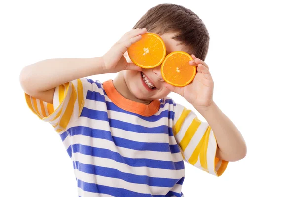 Chico divertido con frutas en los ojos —  Fotos de Stock