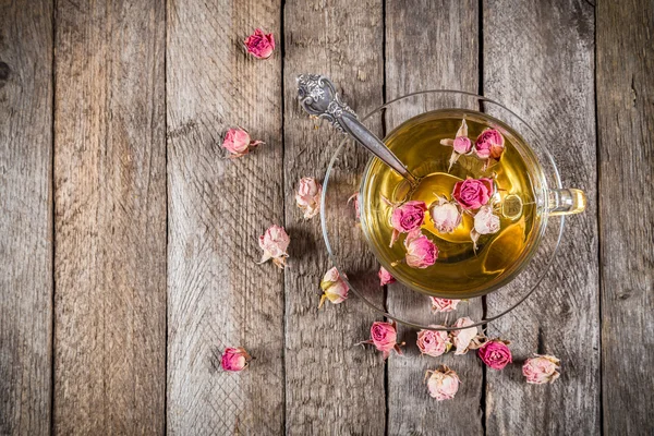 Top view of green tea cup with dried roses — Stock Photo, Image