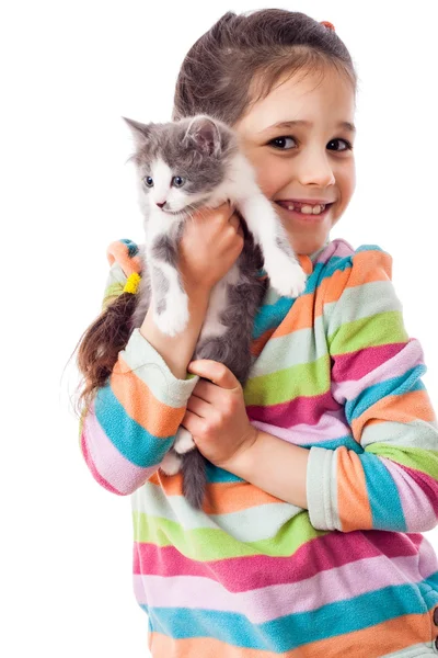 Gelukkig weinig meisje knuffel kitten — Stockfoto