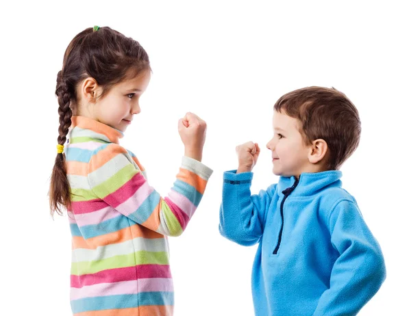 Zwei Kinder bedrohen sich mit der Faust — Stockfoto