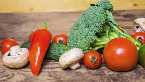 Verduras frescas en mesa de madera — Vídeo de stock