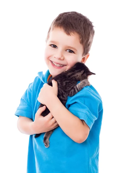 Kleine jongen met kitty in handen — Stockfoto