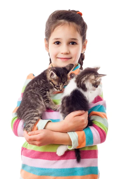 Meisje knuffelen twee schattige kitten — Stockfoto