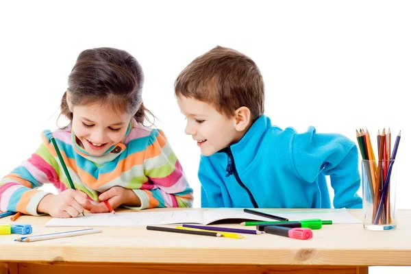 Dwa małe dzieci rysować kredkami — Zdjęcie stockowe