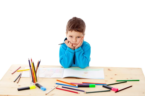 Trauriger kleiner Junge zeichnet mit Buntstiften — Stockfoto