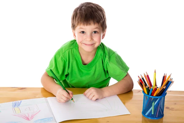 Kleiner Junge zeichnet mit Bleistiften — Stockfoto