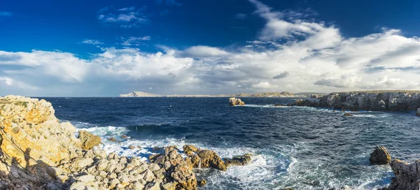 Menorca sahil Balear Adaları'nda bahar