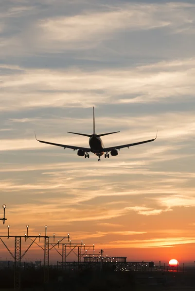 Avião de passageiros em barcelona — Fotografia de Stock