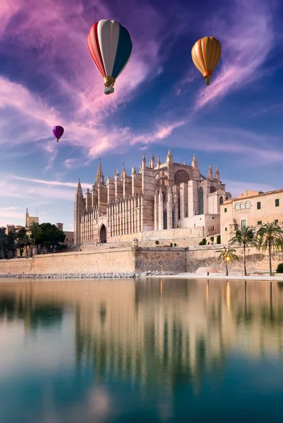 Majorca cathedral and hot air balloon — Stock Photo, Image