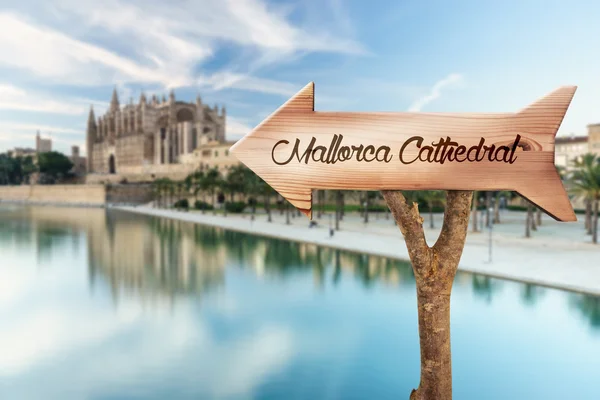 Trä skylt som visar mot Mallorca-katedralen — Stockfoto
