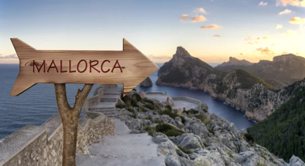 Mayorka pelerinle Formentor