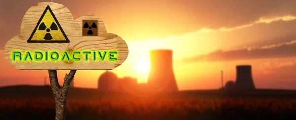 Wooden sign indicating nuclear — Stock Photo, Image