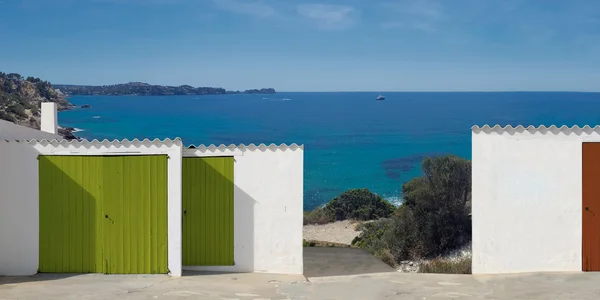 Façades Maisons Avec Mur Blanc Portes Bois Peint — Photo