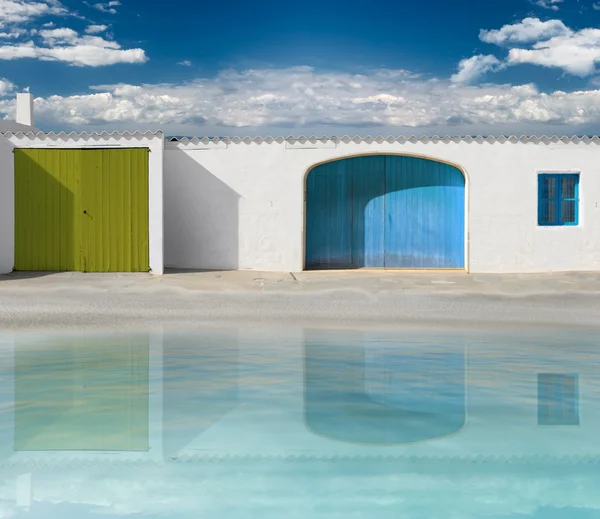 Façades Maisons Avec Mur Blanc Portes Bois Peint — Photo