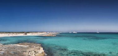 İspanya, Formentera plajında güneşli bir gün